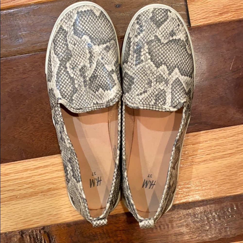 Snakeskin, trendy slip ons